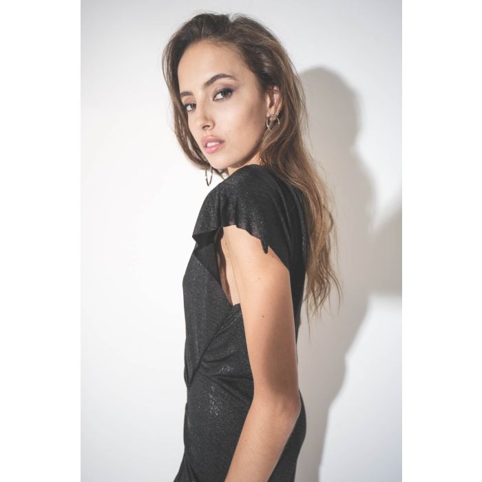 Mini-robe drapée manches courtes avec épaulettes amovibles en jersey noir brillant Nadilia Isabel Marant Etoile. Détail de la petite manche. 