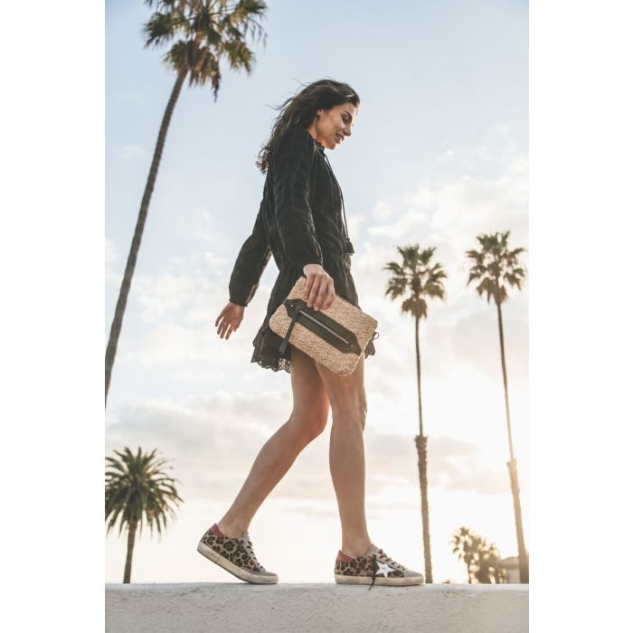Robe courte Preya Isabel Marant Etoile en voile de coton et dentelle porté avec une pochette en raphia.