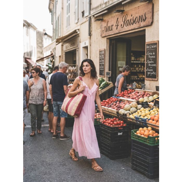 Robe longue à fines bretelles Vasma Isabel Marant Etoile en voile de coton rose pâle, portée de face avec des sandales plates.