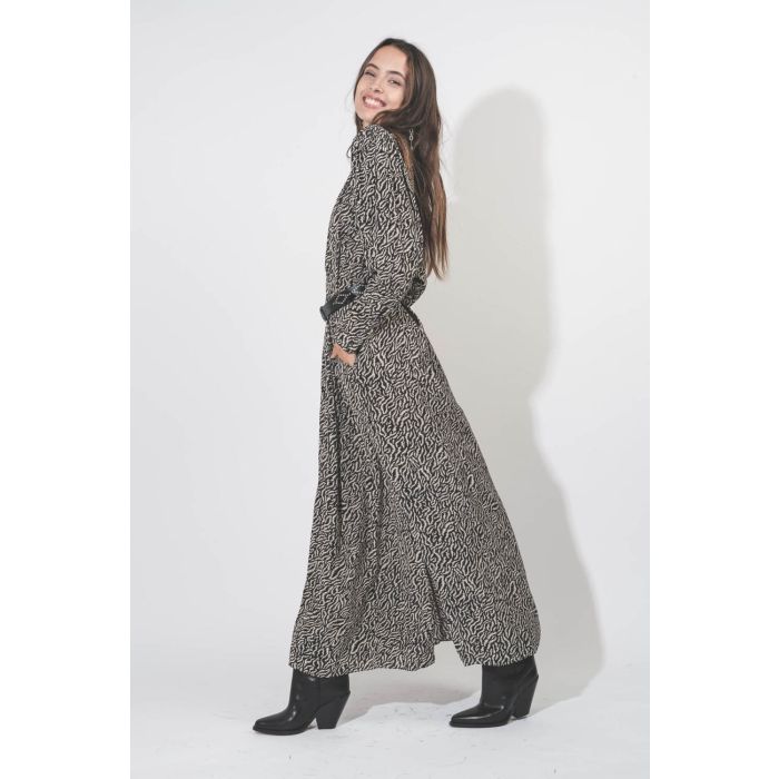 Robe longue porte-feuille manches longues en viscose imprimé noir écru Vonick Isabel Marant Etoile. Porté de profil.