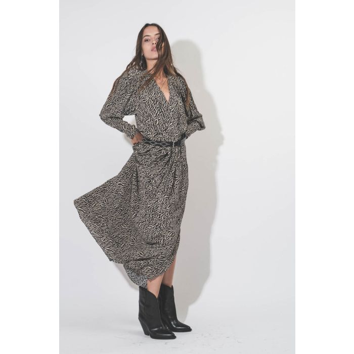 Robe longue porte-feuille manches longues en viscose imprimé noir écru Vonick Isabel Marant Etoile. Porté avec des boots à talons en cuir noir.