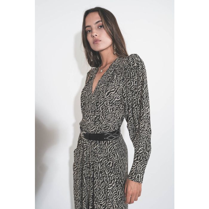 Robe longue porte-feuille manches longues en viscose imprimé noir écru Vonick Isabel Marant Etoile. Détail de l'épaule. Porté avec une ceinture en cuir noir clouté.