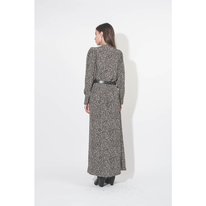 Robe longue porte-feuille manches longues en viscose imprimé noir écru Vonick Isabel Marant Etoile. Détail de l'épaule. Porté de dos;