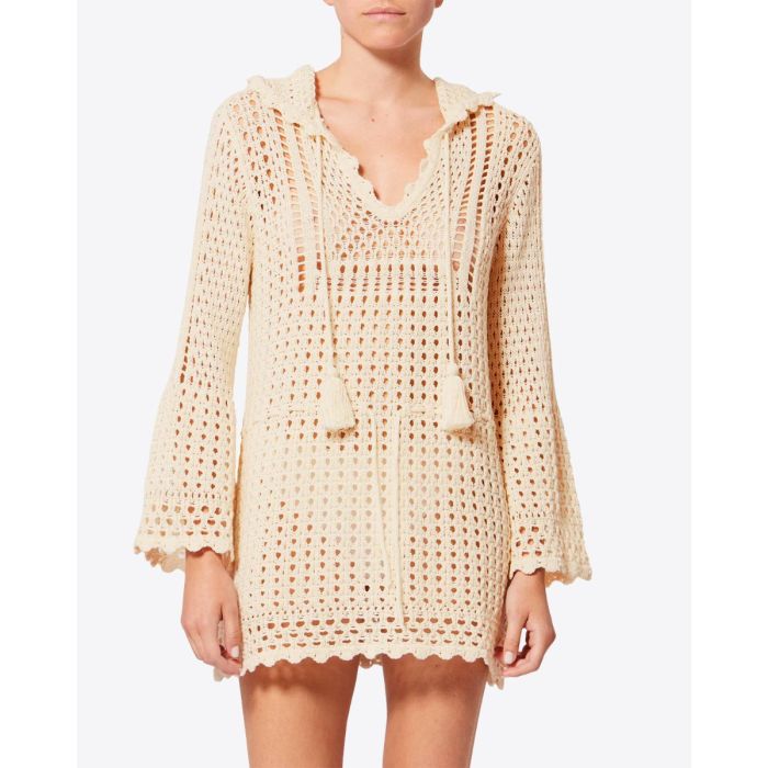 Robe courte manches longues à capuche Zelnie Isabel Marant Etoile en crochet écru, portée de face.