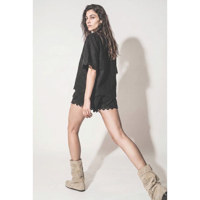 Short Balyme Isabel Marant Étoile en coton noir avec broderies anglaises ajourées, porté de profil.