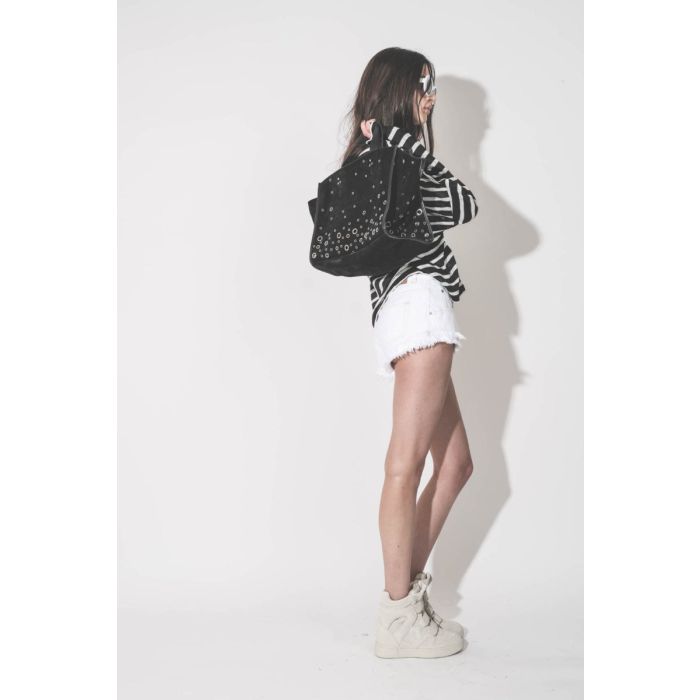 Mini-short Eneidala Isabel Marant en denim blanc, porté de profil avec un cabas Léon M Jérôme Dreyfuss.