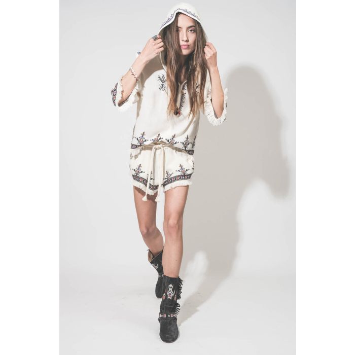Short court écru brodé taille élastique avec cordon écru Kriss Marant Etoile. Porté avec un top coordonné Kameya Marant Etoile et des boots en cuir suédé noir délavé brodé Siani Isabel Marant. 