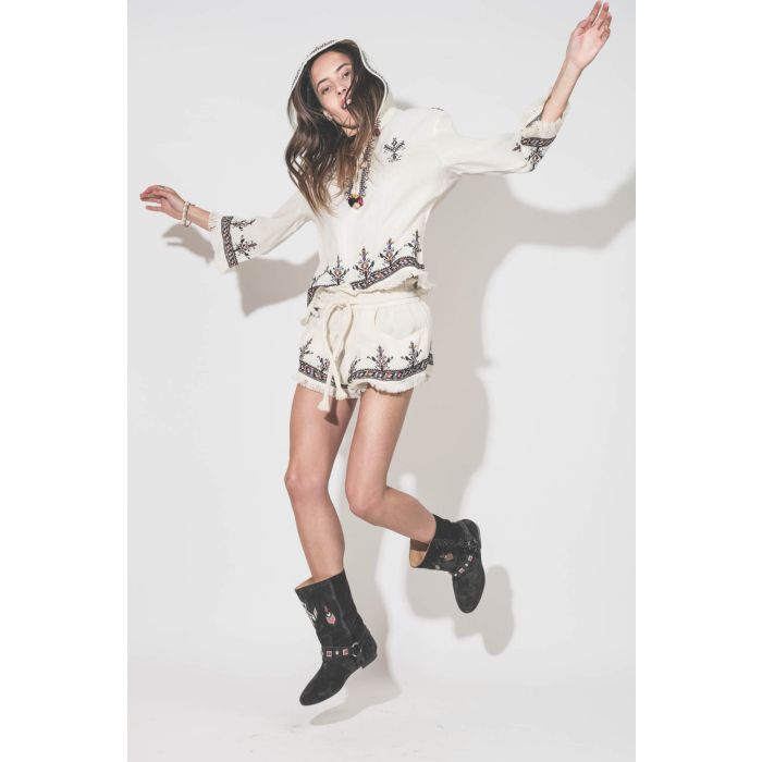 Short court écru brodé taille élastique avec cordon écru Kriss Marant Etoile. Porté avec un top coordonné Kameya Marant Etoile et des boots en cuir suédé noir délavé brodé Siani Isabel Marant. Bracelet coquillage Isabel Marant.