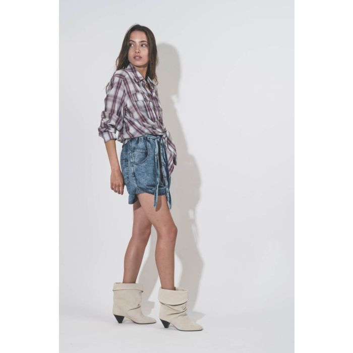 Short court taille haute avec ceinture toile 100% Lyocell bleu Pierine Isabel Marant Etoile. Porté de profil.
