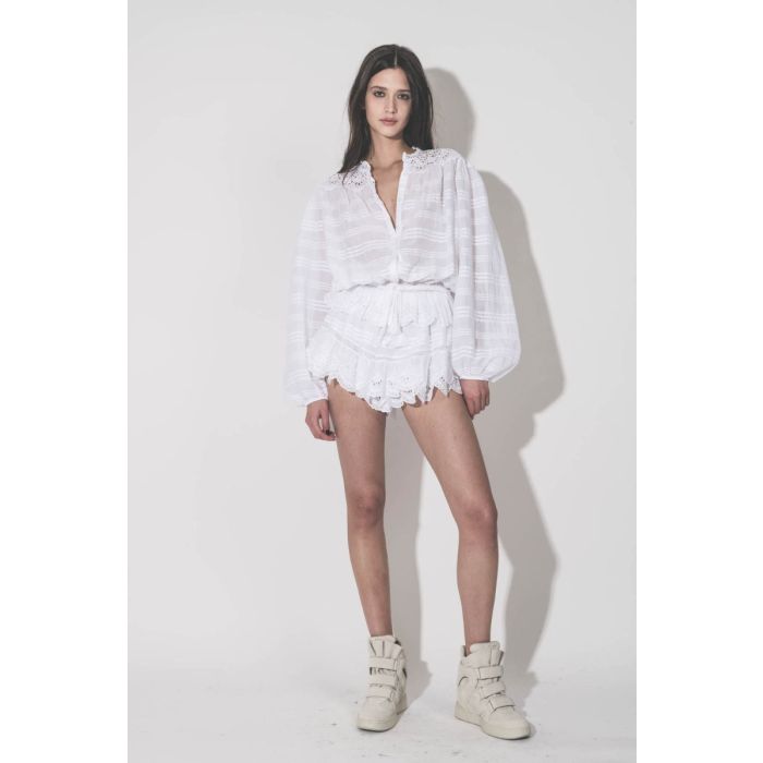 Short Puria Isabel Marant Étoile en voile de coton et de dentelle blanc, porté de face avec sa blouse assortie Marant Étoile.
