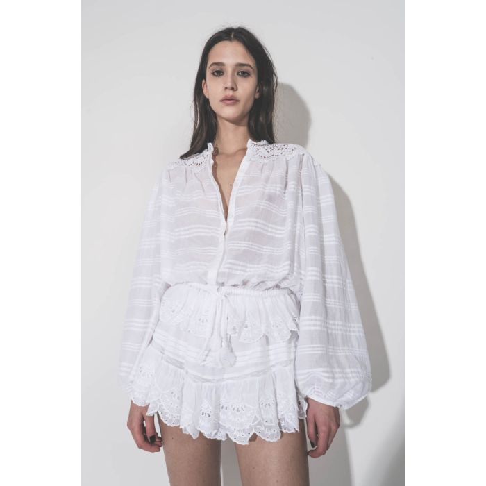 Short Puria Isabel Marant Étoile en voile de coton et de dentelle blanc, porté de face avec une blouse assortie.