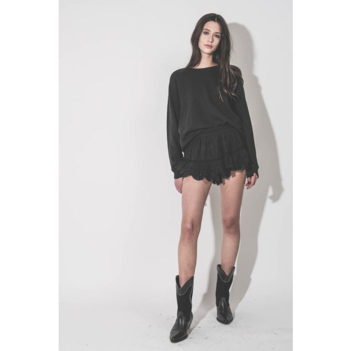 Short Puria Isabel Marant Étoile en voile de coton et en dentelle noire, porté de face avec un sweat-shirt noir The Great.