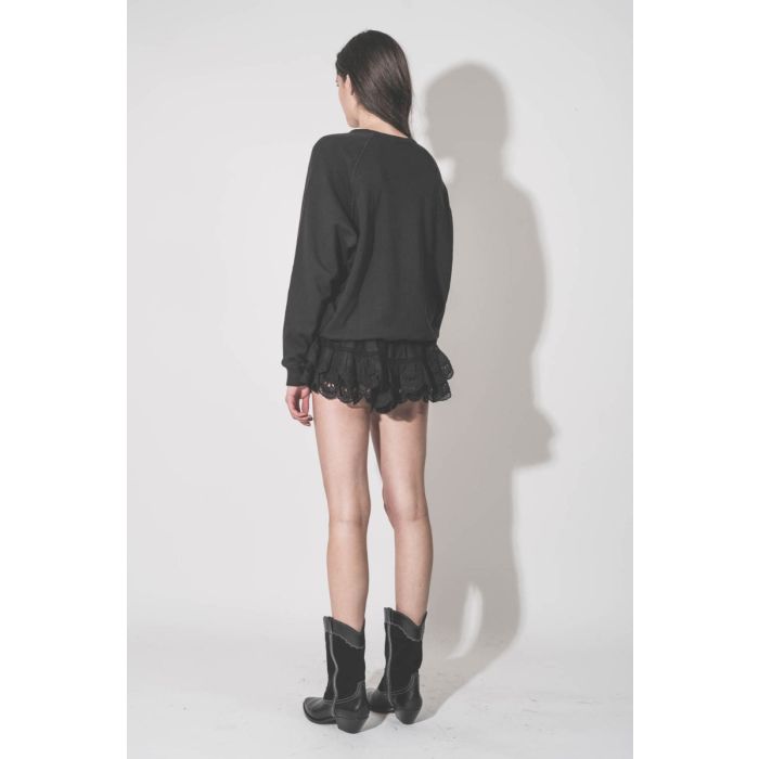 Short Puria Isabel Marant Étoile en voile de coton et en dentelle noire, porté de dos.