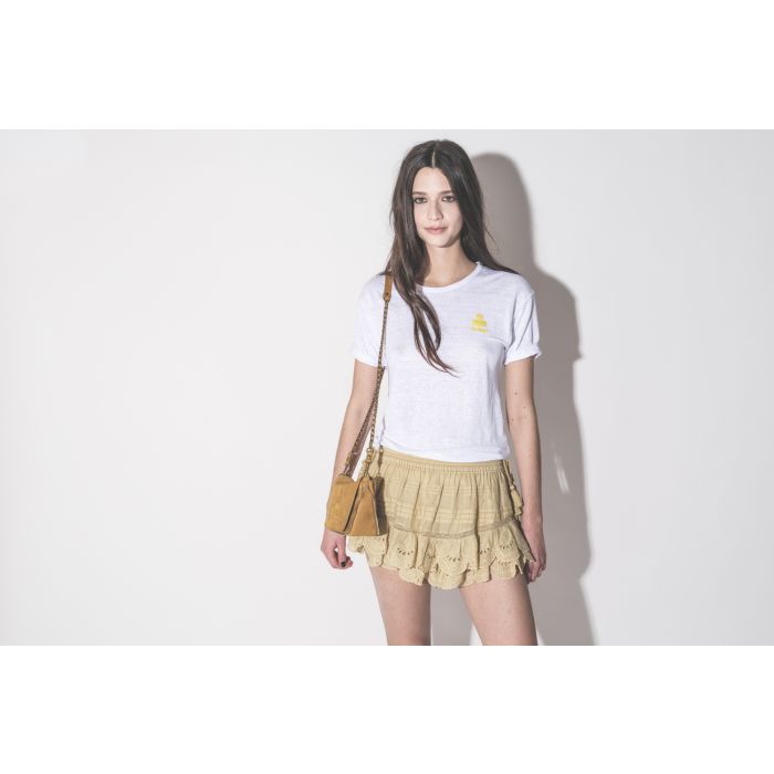 Short Puria Isabel Marant Etoile en voile de coton et en dentelle ocre, porté avec un mini-sac bobi S Jérôme Dreyfuss. 