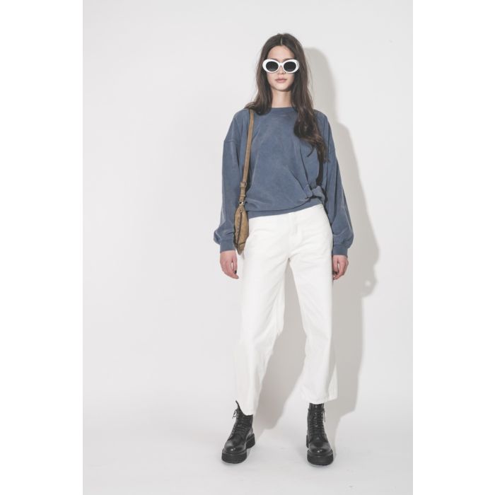 Sweatshirt Sauria Isabel Marant Étoile en coton bleu indigo, porté avec un jean blanc Haikure.
