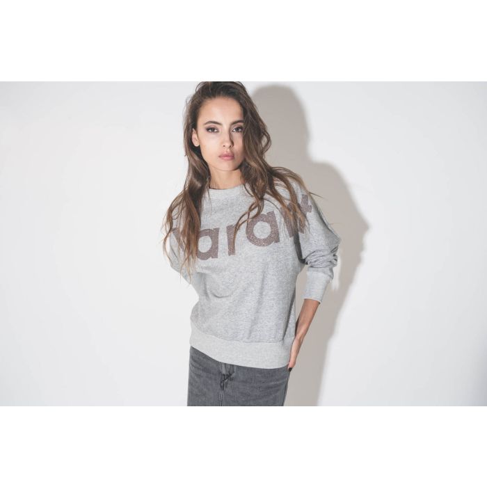 Sweatshirt manches chauve-souris logo Marant à paillettes gris chiné Houston Isabel Marant Etoile. Détail du logo Marant à paillettes.
