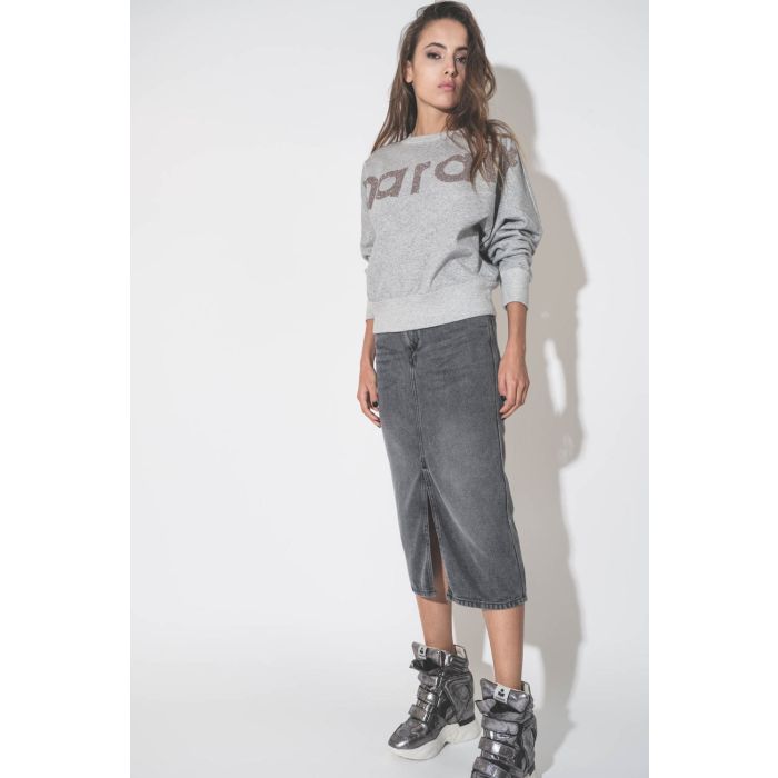 Sweatshirt manches chauve-souris logo Marant à paillettes gris chiné Houston Isabel Marant Etoile. Porté avec une jupe droite midi en jean gris. 