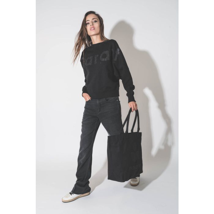 Sweatshirt manches chauve-souris noir logo MARANT à paillettes Houston Isabel Marant Etoile.  porté avec un jean en tencel fluide noir.