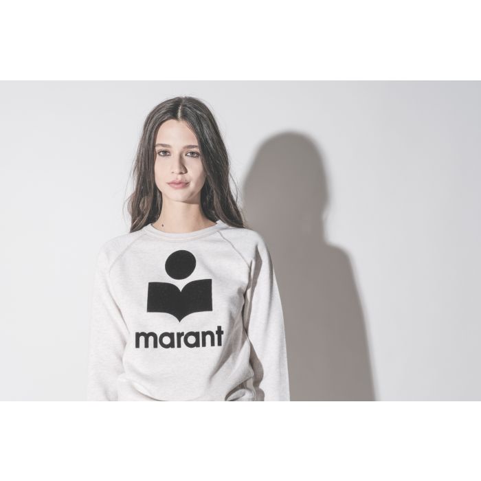 Sweatshirt Millyny Isabel Marant Étoile en coton écru, logo Marant en velours noir, porté de face. Détail du logo Marant noir en velours.