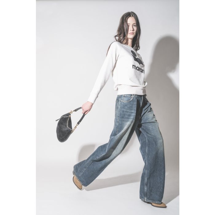 Sweatshirt Millyny Isabel Marant Étoile en coton écru, logo Marant en velours noir, porté de profil avec un jean bleu Haikure.