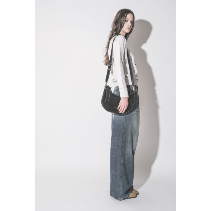 Sweatshirt Millyny Isabel Marant Étoile en coton écru, logo Marant en velours noir, porté de profil avec un sac Isabel Marant.