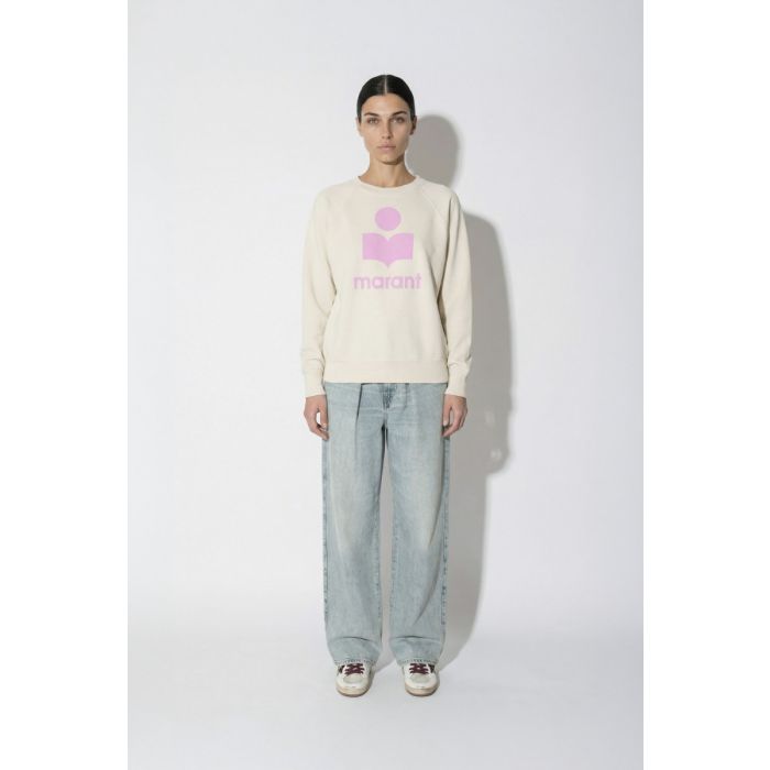 Sweatshirt Millyny Isabel Marant en coton écru logo rose devant, porté de face avec un jean Candy Haikure et des sneakers Golden Goose.