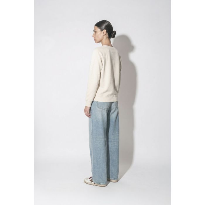 Sweatshirt Millyny Isabel Marant en coton écru logo rose devant, porté de dos avec un jean Candy Haikure et des sneakers Golden Goose.