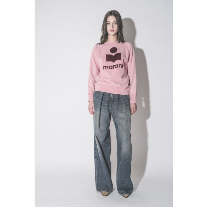 Sweatshirt Millyny Isabel Marant Étoile en coton rose logo Marant en velours bordeaux, porté de face avec un jean large. 