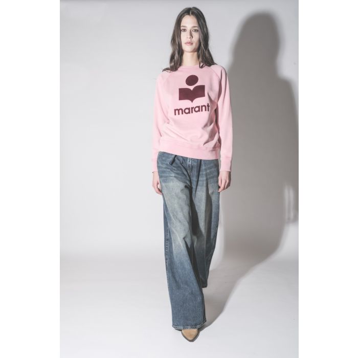 Sweatshirt Millyny Isabel Marant Étoile en coton rose logo Marant en velours bordeaux, porté de face avec un jean bleu Haikure.