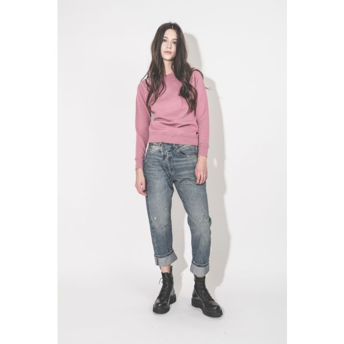 Sweatshirt Millyny Isabel Marant en coton rose bouche rouge brodée sur la poitrine, porté avec un jean bleu crossover R13 et des boots noires.