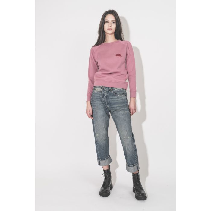 Sweatshirt Millyny Isabel Marant en coton rose bouche rouge brodée sur la poitrine, porté de face avec un jean crossover R13.