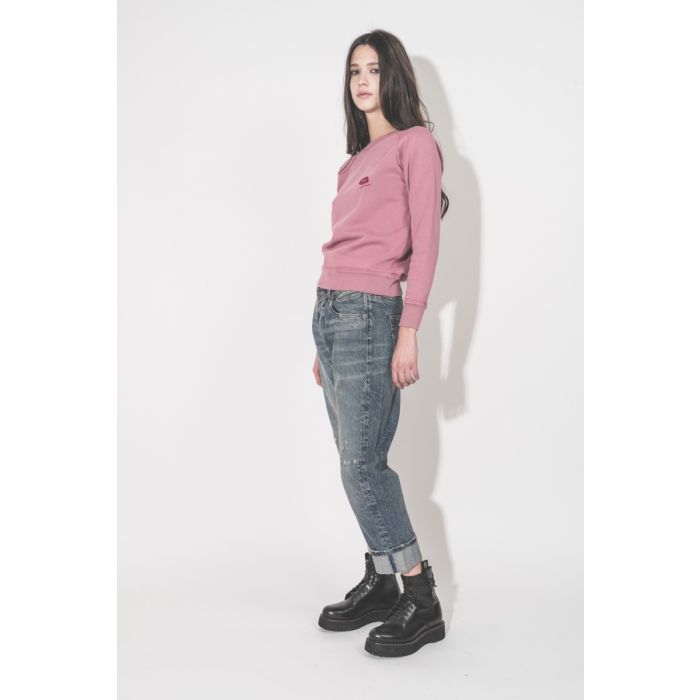 Sweatshirt Millyny Isabel Marant en coton rose bouche rouge brodée sur la poitrine, porté de profil.