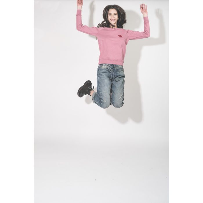 Sweatshirt Millyny Isabel Marant en coton rose bouche rouge brodée sur la poitrine, porté avec le sourire.