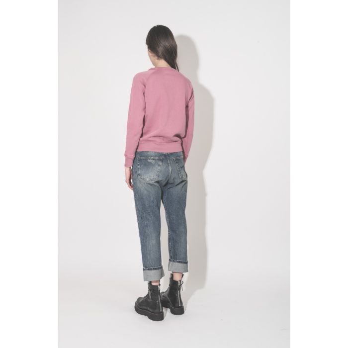 Sweatshirt Millyny Isabel Marant en coton rose bouche rouge brodée sur la poitrine, porté de dos.