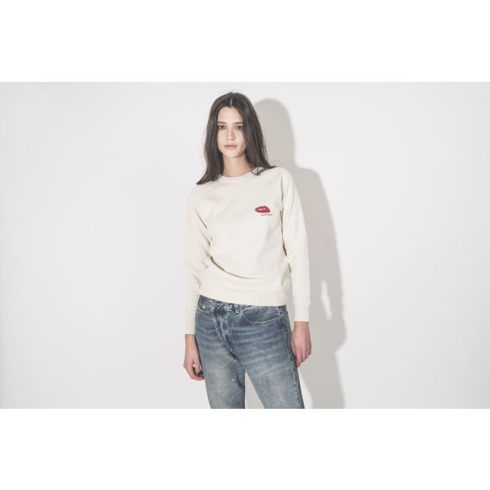 Sweatshirt Millyny Isabel Marant Étoile en coton écru, bouche rouge Marant brodée sur la poitrine, porté de face avec un jean crossover R13.