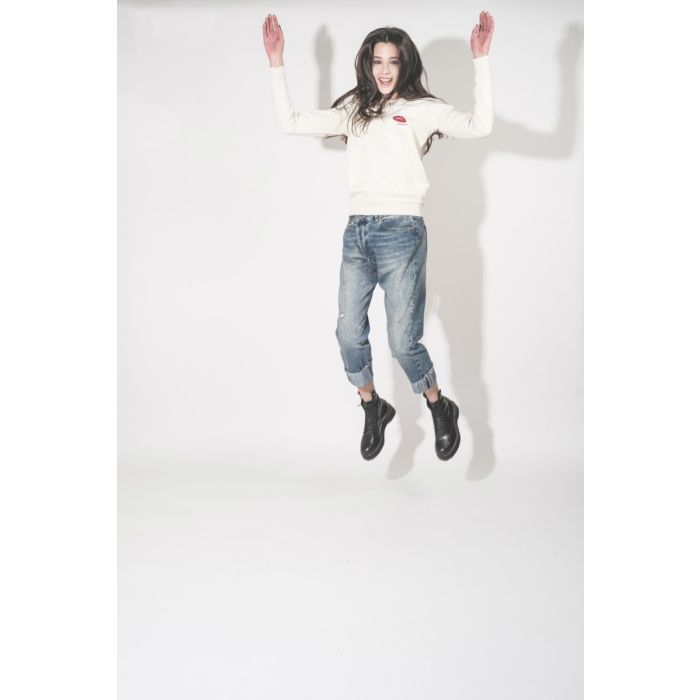 Sweatshirt Millyny Isabel Marant Étoile en coton écru, bouche rouge Marant brodée sur la poitrine, porté avec un jean R13.