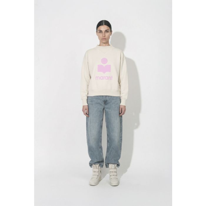 Sweatshirt Moby Isabel Marant étoile en coton écru et logo rose sur le devant, porté de face avec un jean bleu Fritz Anine Bing. 