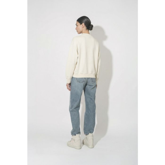 Sweatshirt Moby Isabel Marant étoile en coton écru et logo rose sur le devant, porté de dos avec un jean bleu Fritz Anine Bing. 
