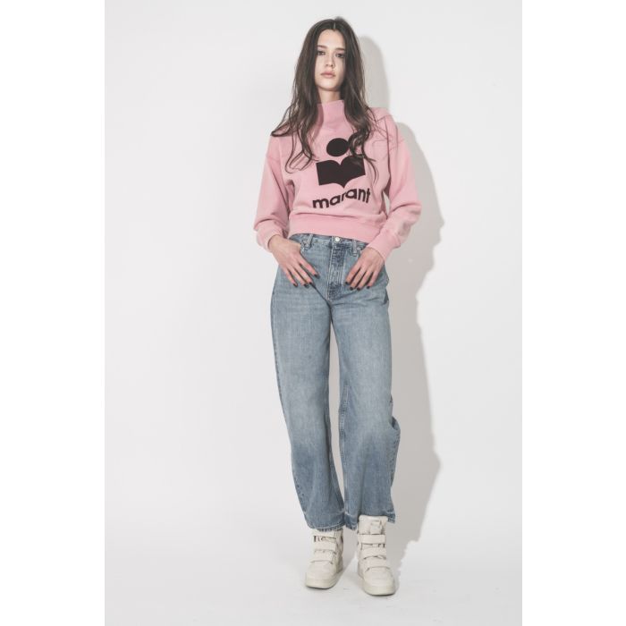 Sweatshirt Moby Isabel Marant en coton rose bubblegum logo Marant floqué bordeaux, porté de face avec un jean bleu Anine Bing.