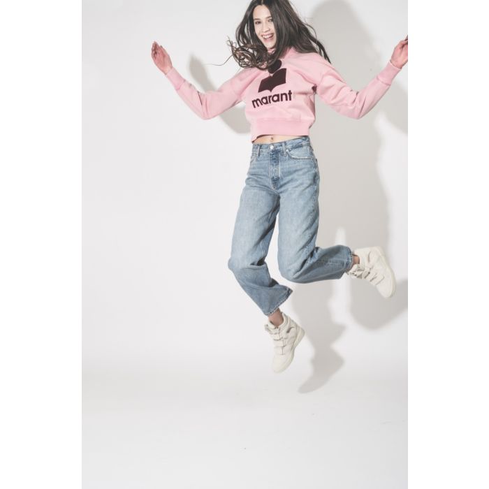 Sweatshirt Moby Isabel Marant en coton rose bubblegum logo Marant floqué bordeaux, porté avec le sourire ????