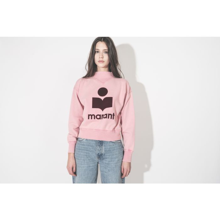 Sweatshirt Moby Isabel Marant en coton rose bubblegum logo Marant floqué bordeaux, porté avec un jean bleu Fritz Anine Bing.
