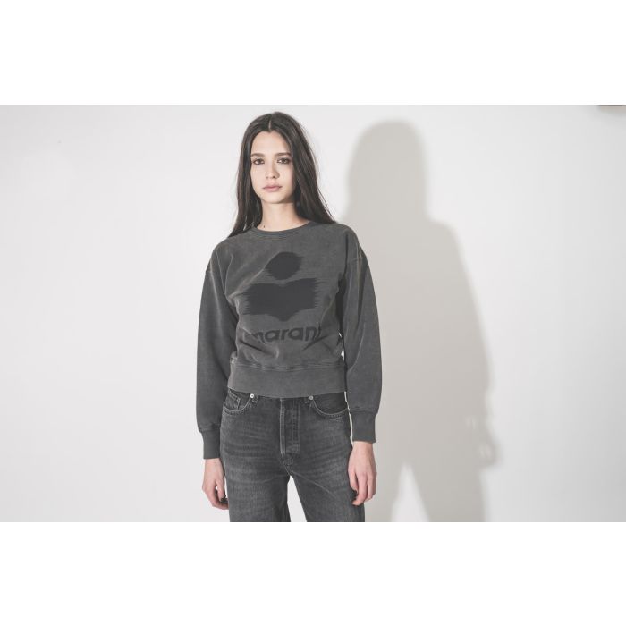 Sweatshirt Mobyli Isabel Marant Étoile en coton anthracite, logo Marant, effet flou noir, porté de face. Détail du logo Marant délavé.