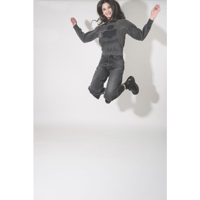 Sweatshirt Mobyli Isabel Marant Étoile en coton anthracite, logo Marant, effet flou noir, porté avec un jean Haikure.