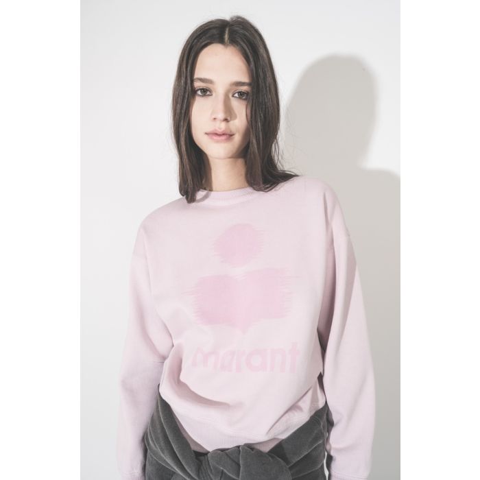 Sweat-shirt Mobyli Isabel Marant Étoile en coton rose clair, logo Marant, effet flou, porté de face. Détail du logo Marant délavé.