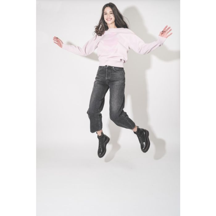 Sweat-shirt Mobyli Isabel Marant Étoile en coton rose clair, logo Marant, effet flou, porté avec un jean Betty Haikure.