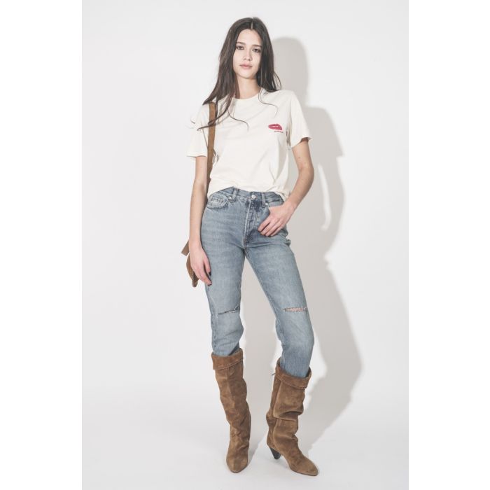T-shirt Zewel Widl Bisous Isabel Marant en coton écru, broderie bouche rouge Marant, porté de face avec un jean bleu Anine Bing.