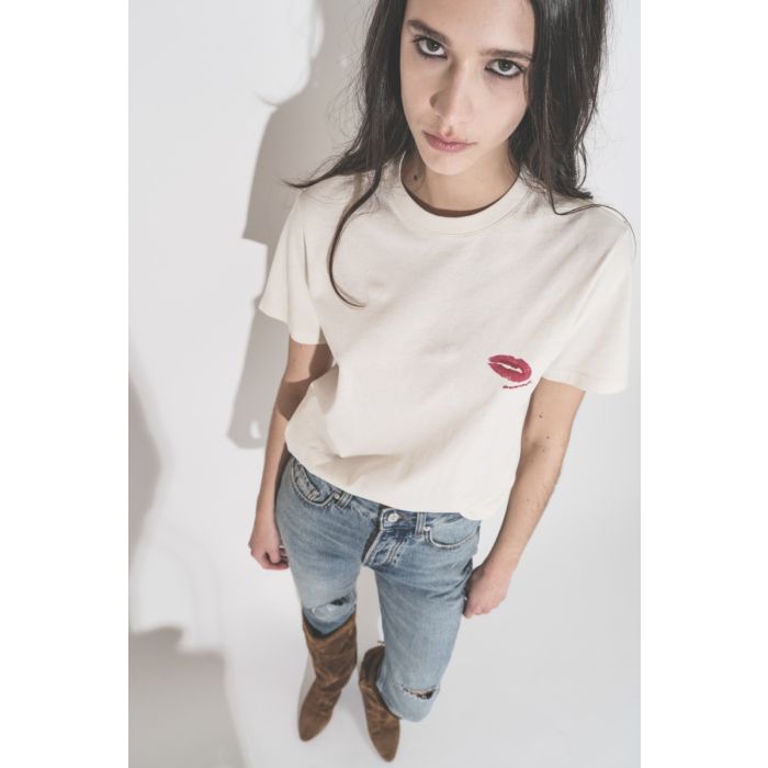 T-shirt Zewel Widl Bisous Isabel Marant en coton écru, broderie bouche rouge Marant, porté de face. Détail de la bouche rouge brodée.