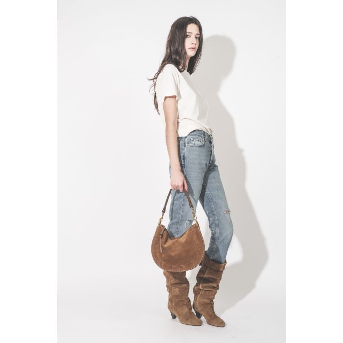 T-shirt Zewel Widl Bisous Isabel Marant en coton écru, broderie bouche rouge Marant, porté avec un jean bleu Anine Bing et un sac Oskan soft zip suédé cognac Isabel Marant.