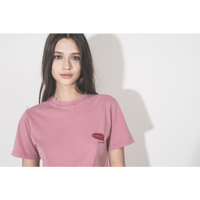 T-shirt à manches courtes Zewel Wild Bisous Isabel Marant Étoile en coton rose, bouche rouge Marant brodée sur la poitrine. Détail de la bouche brodée.