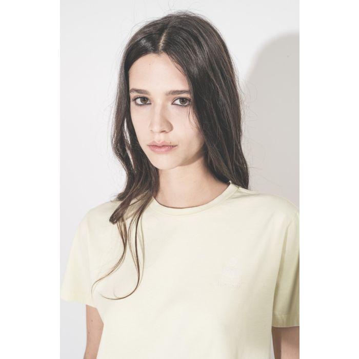 T-shirt Aby Isabel Marant Étoile en coton jaune pâle, logo brodé en écru au-dessus de la poitrine. Détail de l'encolure ronde bord-côte.